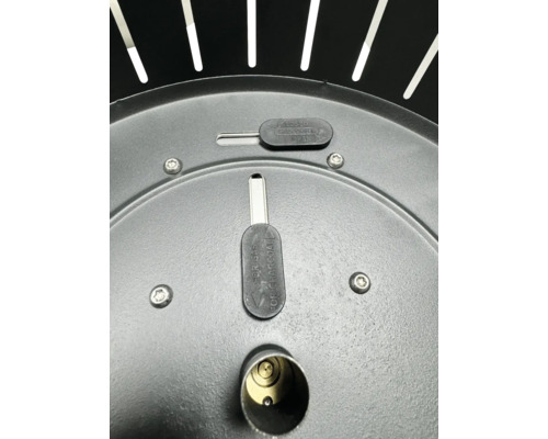 Imagine detaliată a unui grătar pe gaz cu comutatoare pentru utilizarea pe gaz și cărbune