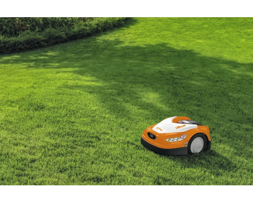 Robot de tuns iarba pe o peluză