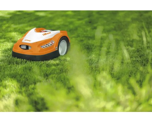 Robot de tuns iarba pe un gazon