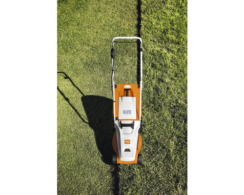 Vedere de sus a unei mașini de tuns iarba pe gazon