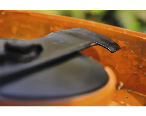 Cuțit de tuns iarba în detaliu