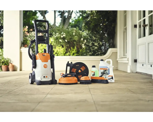 Set de curățare cu presiune cu accesorii pe o terasă