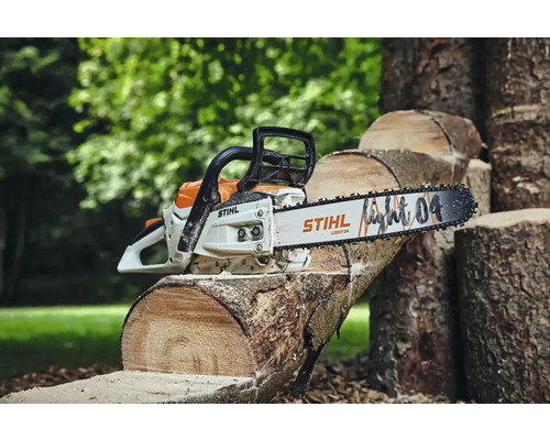 Drujba Stihl care taie bușteni