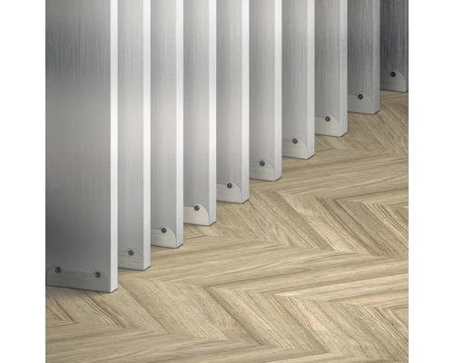 Vedere cu jaluzele din aluminiu pe o podea din lemn cu model herringbone