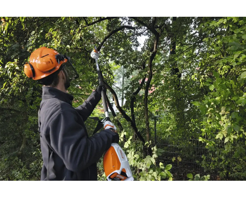 Bărbat cu motoferăstrău telescopic pentru îngrijirea copacilor