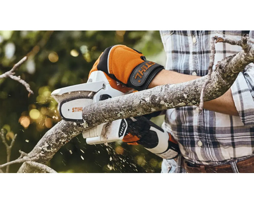 O persoană taie o ramură cu un fierăstrău cu lanț fără fir.