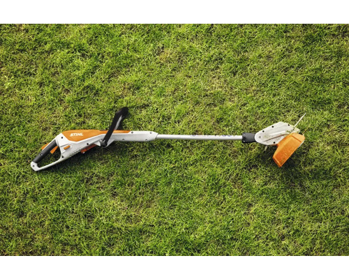 Foarfecă de iarbă cu acumulator Stihl pe gazon