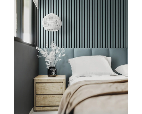 Dormitor cu pat, noptieră, lampă și lambriuri