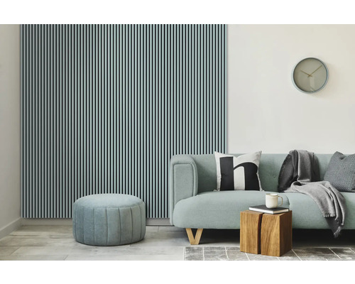 Cameră de zi cu panouri de perete, canapea și taburete