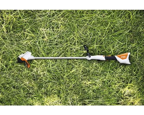 Sigla Stiel pe gazon