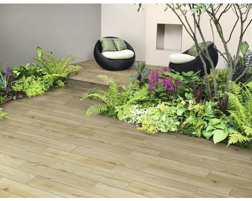 Zonă de grădină cu gresie aspect lemn, plante și locuri de ședere