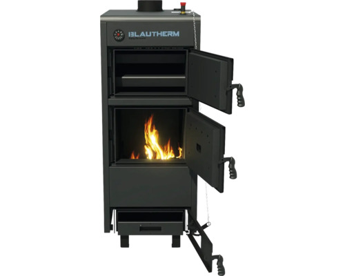 Cazan de gazeificare a lemnului Blautherm cu uși deschise și flăcări vizibile