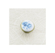 Buton de mobilă cu motiv floral