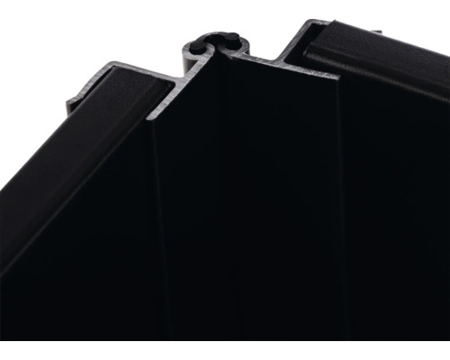 Prim-plan cu un perete de duș negru