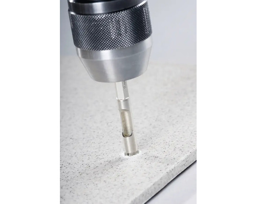 Burghiu diamantat găurește o gaură în plăci