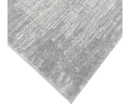 Covor gri cu model abstract.