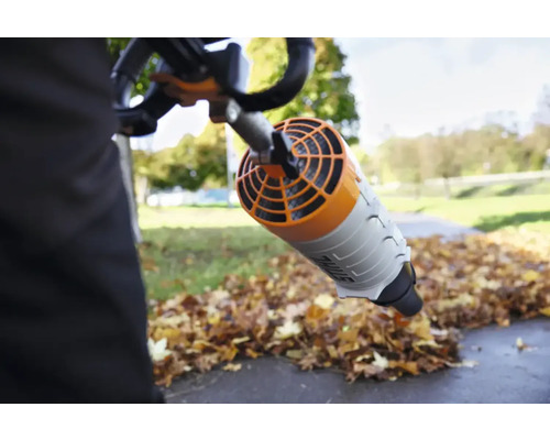 Persoană care folosește o suflantă de frunze la grădinărit