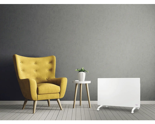 Cameră de zi cu fotoliu, masă și calorifer