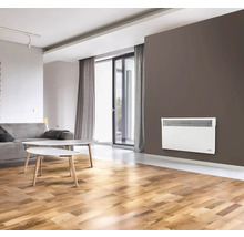 Cameră de zi cu radiator pe perete, canapea și mese