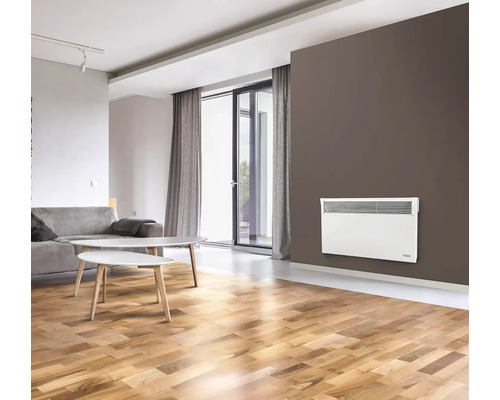 Cameră de zi cu radiator pe perete, canapea și mese