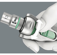 O unealtă Wera cu o cheie tubulară de dimensiunea 13 este operată de o mână.