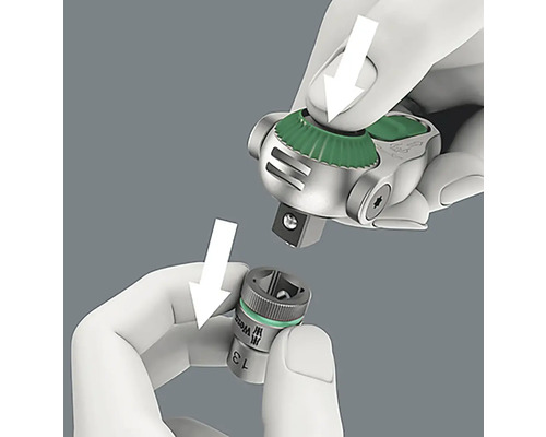 Ilustrație cu o mână care conectează o cheie tubulară Wera cu o tubulară Wera, cu săgeți care indică direcția de conectare.