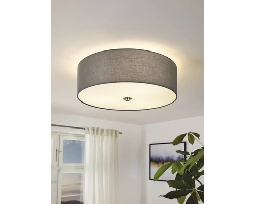 Plafonieră gri din material textil în cameră