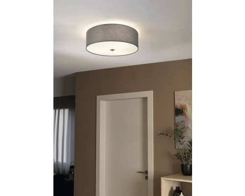 Plafonieră gri în cameră.