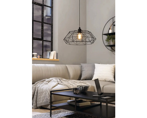 Living modern cu lampă suspendată geometrică, canapea și măsuță de cafea.
