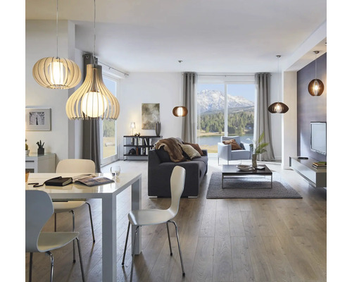 Living luminos cu masă de sufragerie, canapea și lămpi suspendate