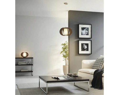 Cameră de zi cu lampă suspendată, canapea, masă și raft