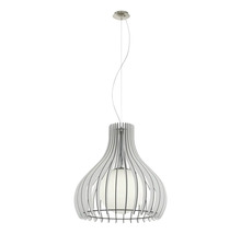 Lampa suspendată cu abajur cu lamele din lemn și un glob de sticlă
