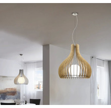 Două lămpi suspendate decorative din lemn într-o cameră de zi luminoasă.