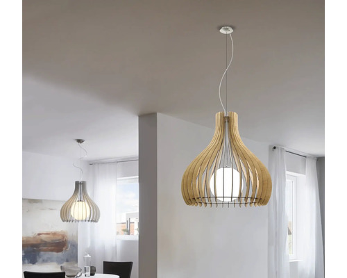 Două lămpi suspendate decorative din lemn într-o cameră de zi luminoasă.