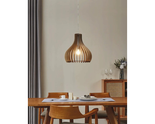 Lampa suspendată din lemn deasupra unei mese de sufragerie într-o cameră luminoasă.