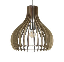 Lampa suspendată din lemn cu design decorativ și bec central.
