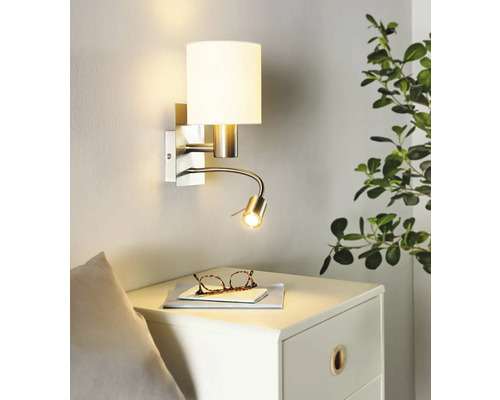 Lampa de perete cu abajur din material textil și braț flexibil de lectură deasupra noptierei