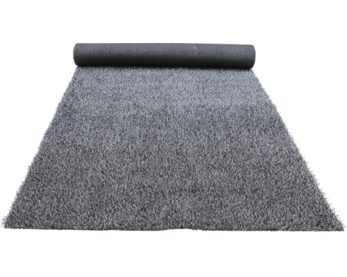 Covor artificial gri parțial rulat.