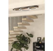 Lumină de plafon cu trei inele și aspect de lemn într-un living cu scară