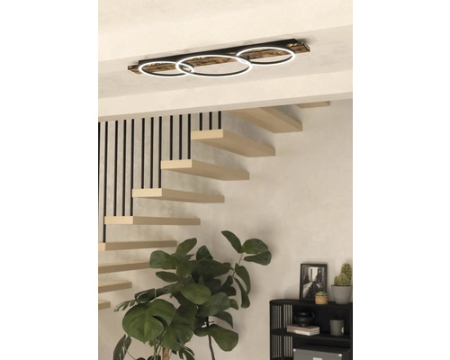 Lumină de plafon cu trei inele și aspect de lemn într-un living cu scară