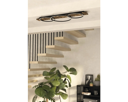 Plafonieră cu trei inele și structură de lemn sub o scară