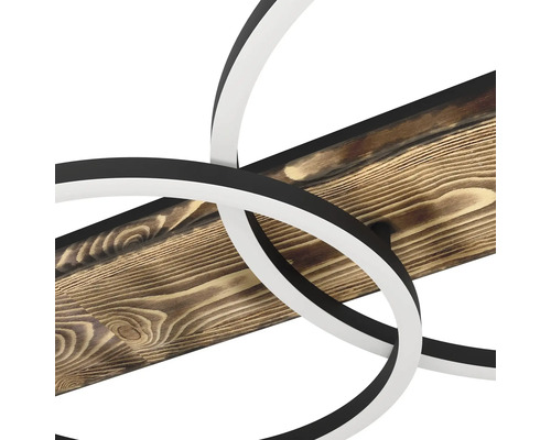 Prim-plan cu o lampă suspendată cu lemn și lumini circulare