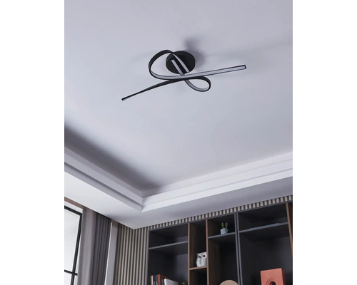 Plafonieră modernă cu design curbat în camera de zi