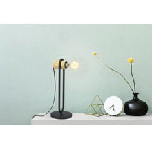 Lampă de masă decorativă din lemn și metal pe o masă