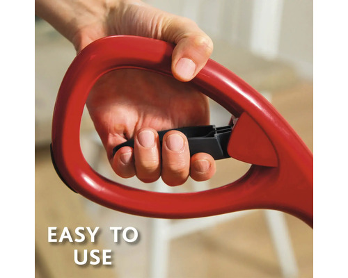 Prim-plan cu o mână care ține un mâner roșu de aspirator, subliniind ușurința de utilizare