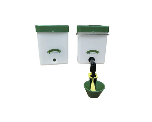 Două adăpătoare pentru păsări de curte cu recipiente și vase de băut