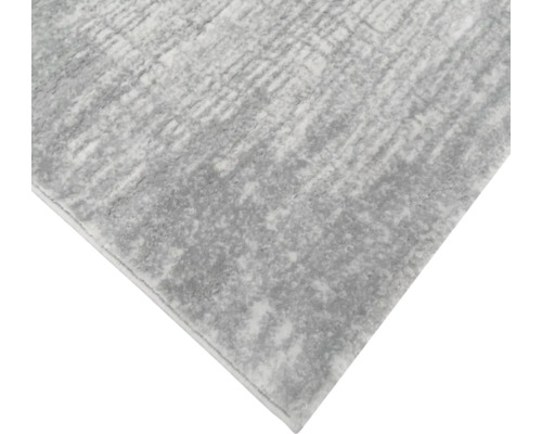 Covor gri cu model abstract.