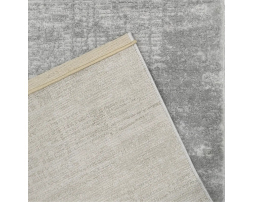 Prim-plan al unui covor gri cu model abstract