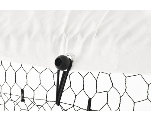 Prim-plan cu o husă pentru cuibarul de găini, cu prindere elastică pe o plasă de sârmă.