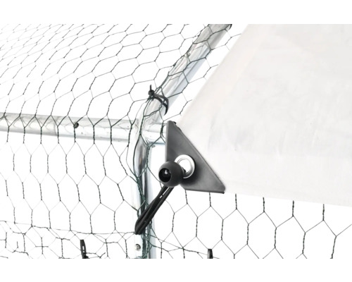 Prim-plan al unui coteț de găini cu plasă de sârmă și acoperire